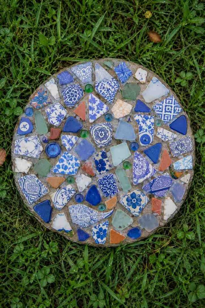 15+ ideas to Transform Your Outdoor Space with Stunning Garden Art DIY Projects 5 Mosaic stepping stone made as a garden art DIY project